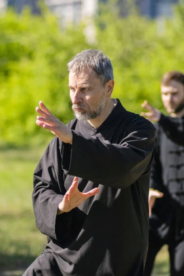 The Tai Chi "Strum Lute" move